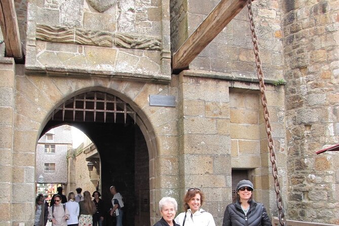 2-Hour Guided Walking tour of the Mont Saint Michel - The bilingual tour question