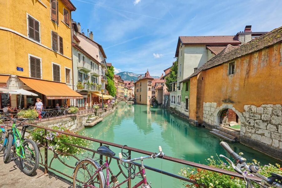 Annecy: Express Walk with a Local in 60 minutes - Restaurant, cafe, and bar advice that helps later