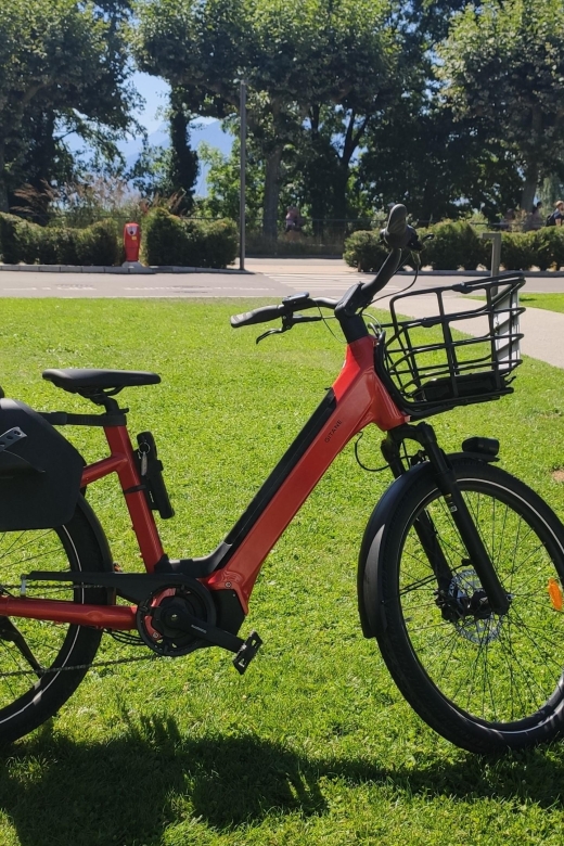 Annecy-le-Vieux, France: Electric and Classic Bike Rentals - The shoreline and lakeside viewpoints