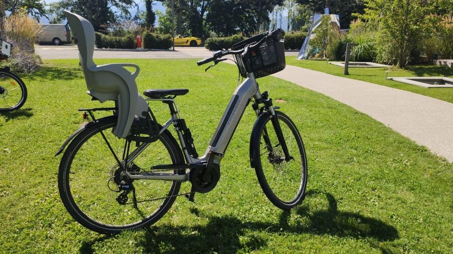 Annecy-le-Vieux, France: Electric and Classic Bike Rentals - What the self-guided format is really like