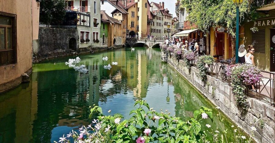 Annecy: Private Guided Tour - Discover "Venice of the Alps" - Starting at Annecy’s town hall