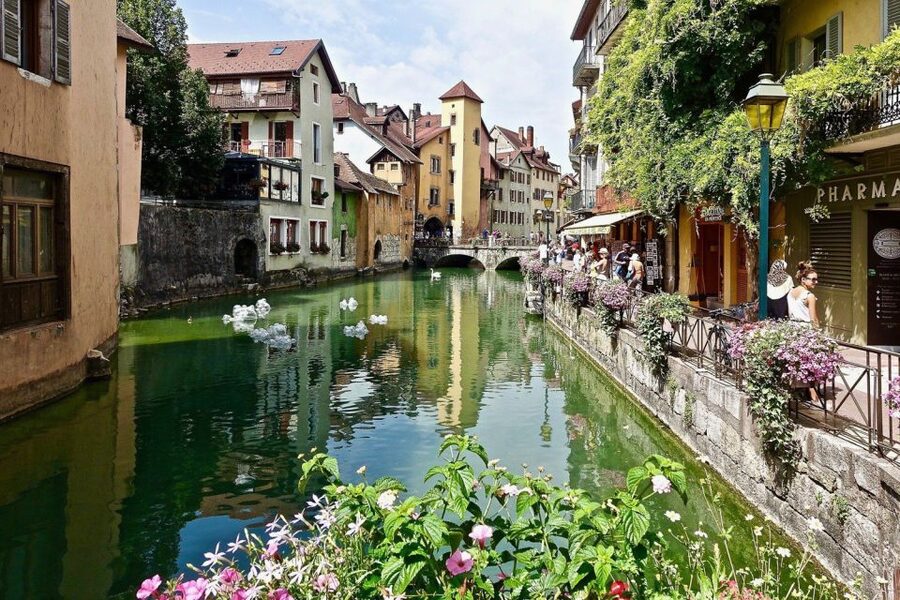 Annecy: Private Guided Tour - Discover "Venice of the Alps" - Walking through the Old Town