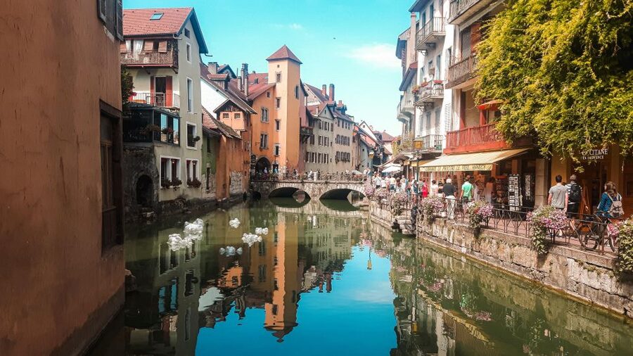Annecy: Traditional Food Group Walking Tour - Key points at a glance