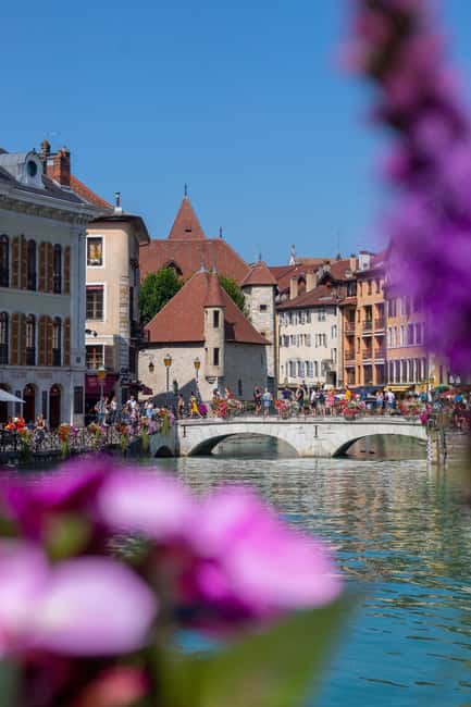 Annecy: Traditional Food Group Walking Tour - What to know before you meet the guide