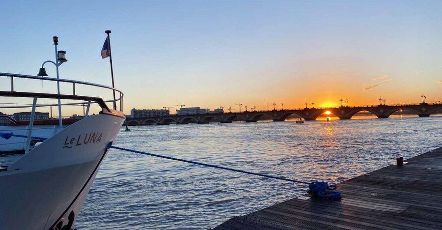 Aperitive guided cruise « Wine and Canelé » - Views from the Pont de pierre to the Moon Harbour
