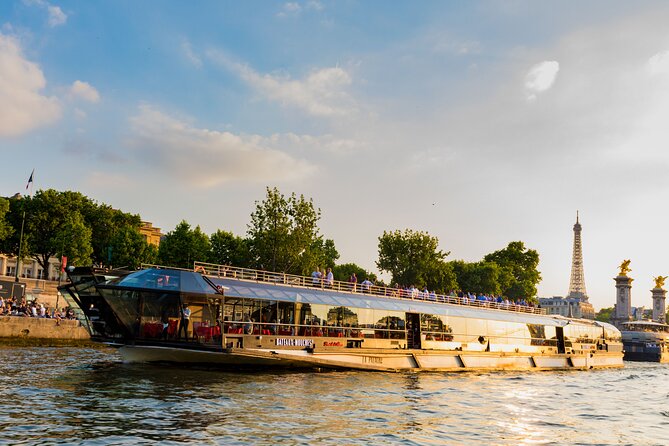 Bateaux Mouches Dinner Cruise on the Seine River in Paris - Arriving at Alma Bridge and choosing your table