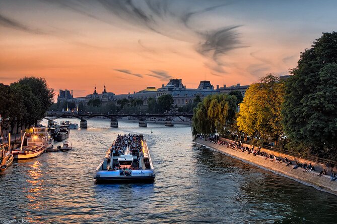 Bateaux Mouches Sightseeing Cruise on the Seine River in Paris - Why the Seine is a smart way to see Paris