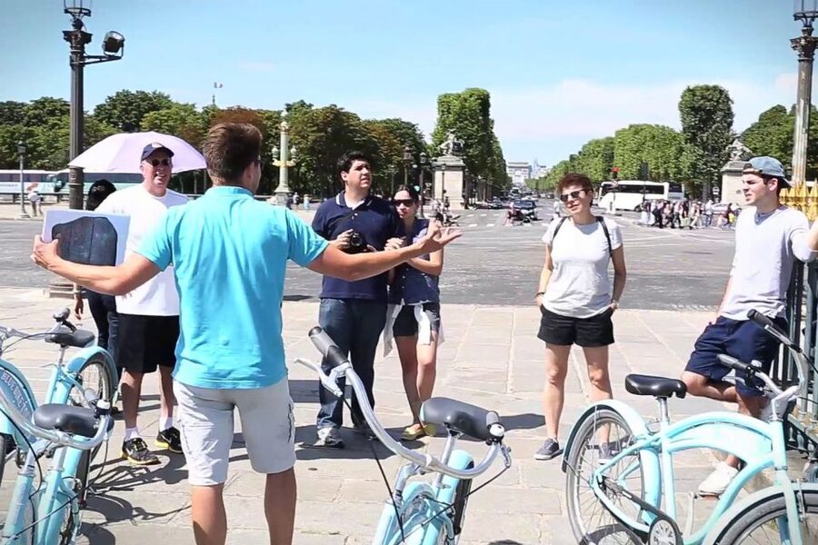 Best of Paris Bike Tour - The Louvre courtyard and the ride back