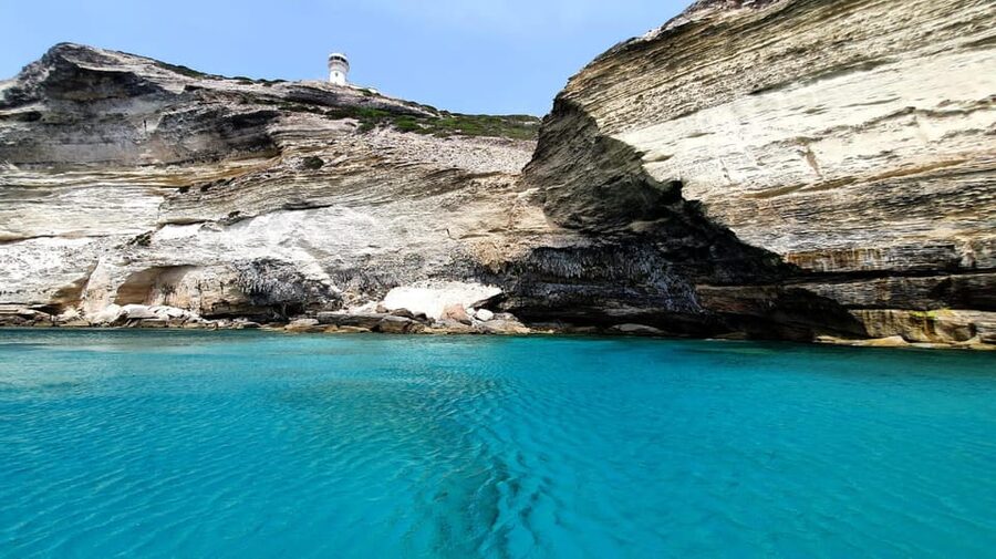 Bonifacio: Lavezzi Islands and Caves Guided Tour - What the guides add to the experience