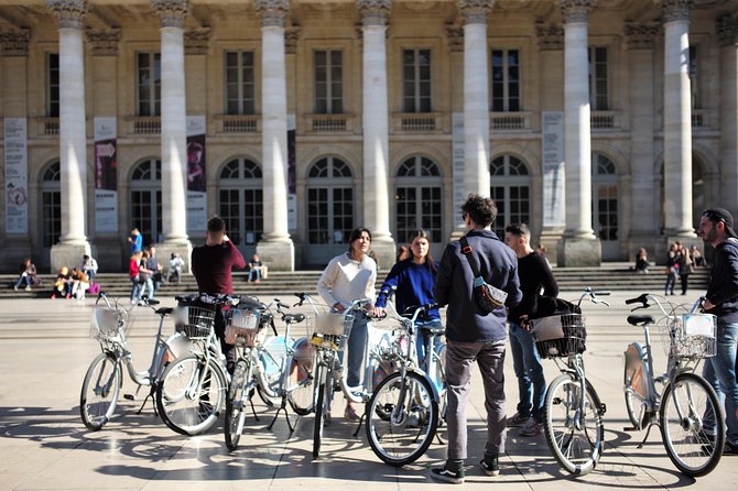 "Bordeaux by bicycle: a 3-hour tour immersive experience" - Notre-Dame, the cathedral, and the law courts