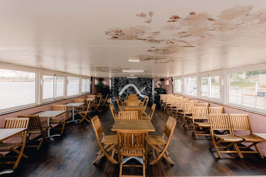 Bordeaux: Garonne River Yacht Cruise with Brunch - A Sunday brunch with Bordeaux as the backdrop