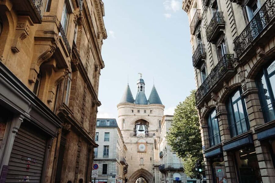 Bordeaux: Guided Food and Wine Tour with Tastings - The Grosse Cloche and medieval Bordeaux