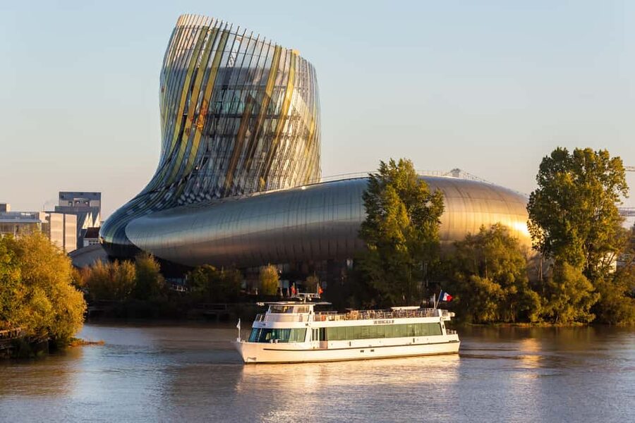 Bordeaux: Guided Wine and Canelé Discovery Cruise - Chartrons, wine merchants, and the Cité du Vin