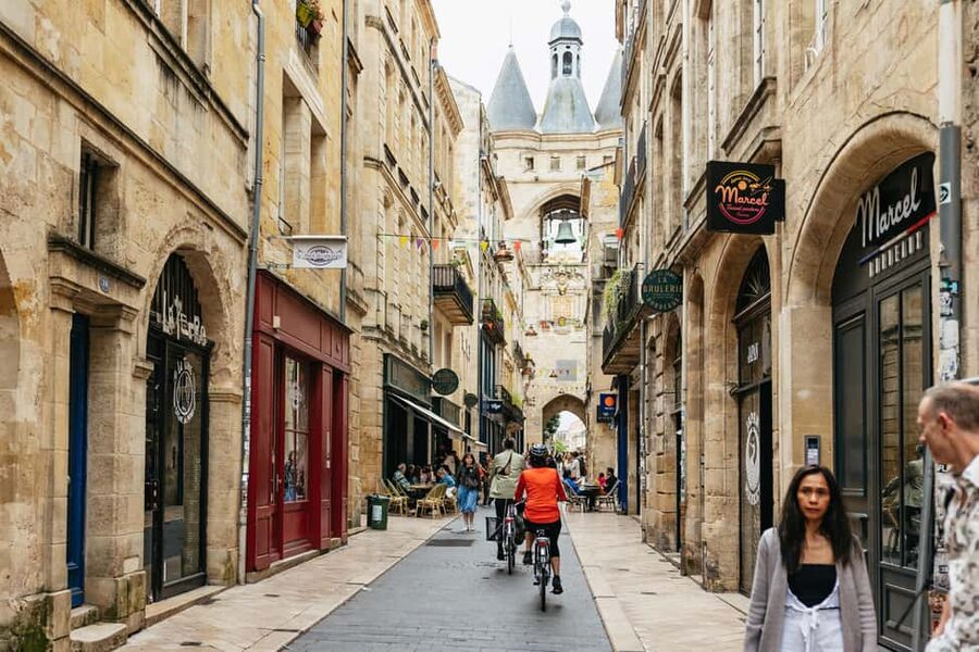 Bordeaux: Historic Center & Chartrons District Bike Tour - Key points at a glance