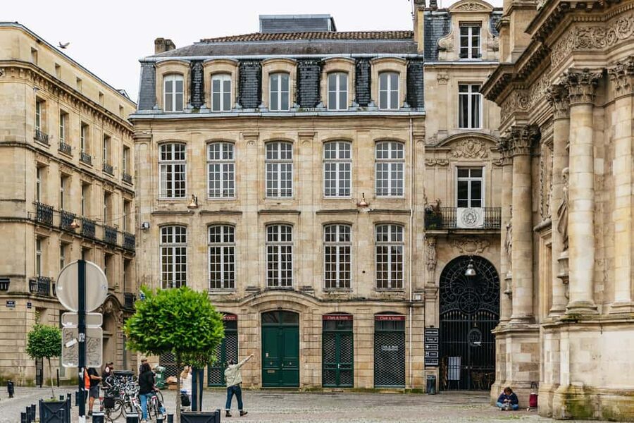 Bordeaux: Historic Center & Chartrons District Bike Tour - Why a bicycle is the smart way to see Bordeaux