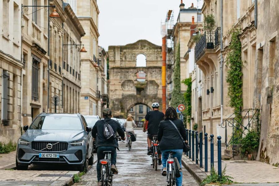 Bordeaux: Historic Center & Chartrons District Bike Tour - Crossing the Garonne by Pont de Pierre