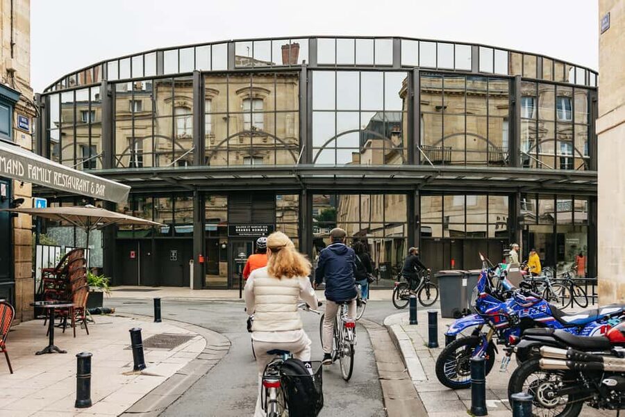 Bordeaux: Historic Center & Chartrons District Bike Tour - Bikes, e-bikes, and physical demands
