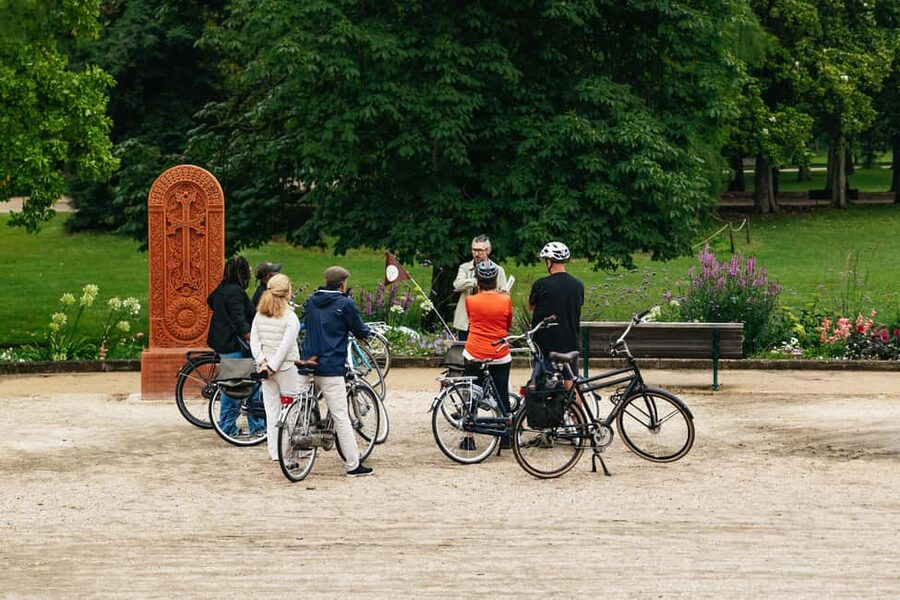 Bordeaux: Historic Center & Chartrons District Bike Tour - Starting at Jardin Public, with the Palais Gallien nearby