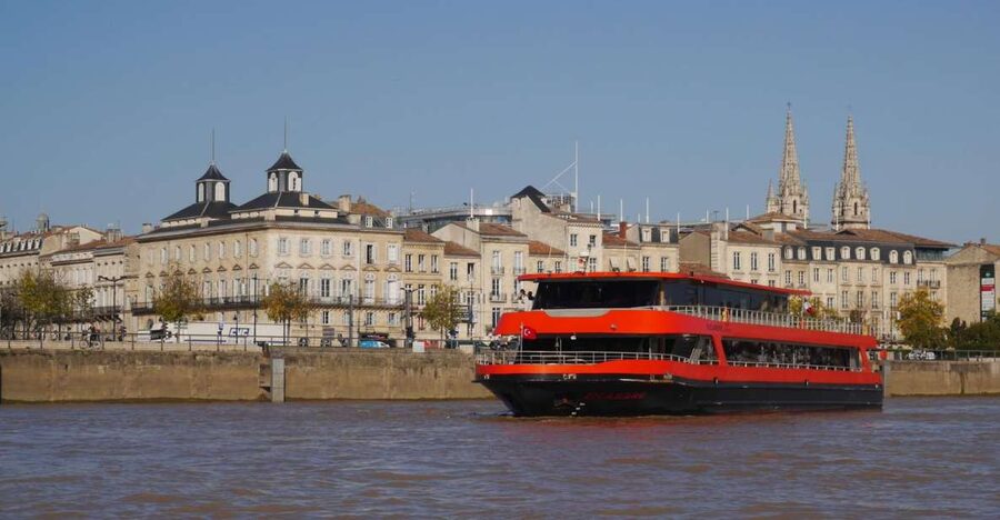 Bordeaux: Lunch Cruise - A three-course lunch prepared on board
