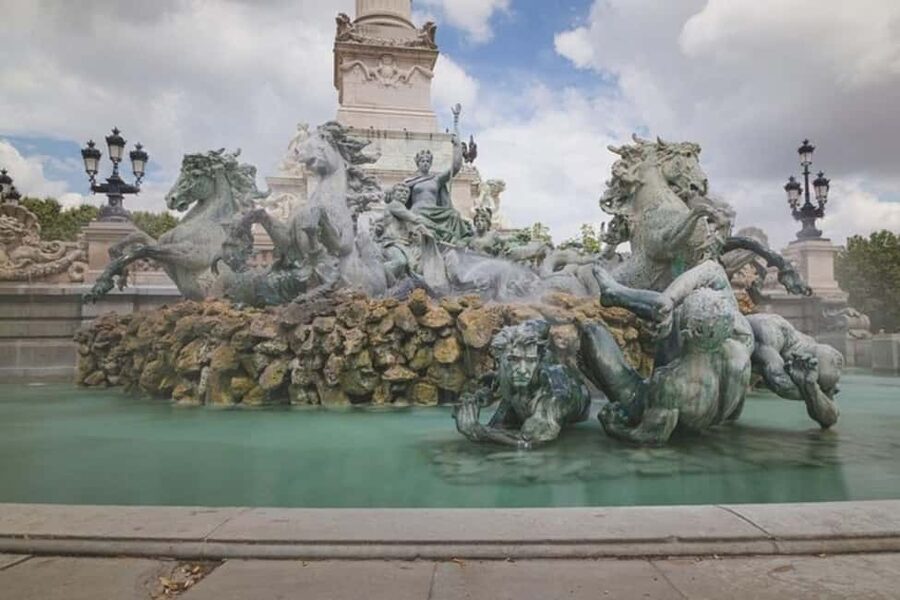 Bordeaux : Must-See Attractions Walking Tour - Place du Palais and Saint-Pierre