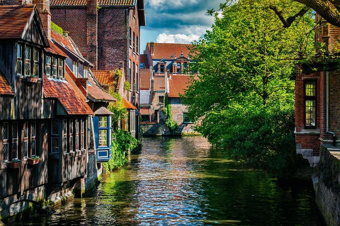 Bruges Guided or Audio Trip with Canal Cruise Option from Paris - The Markt, frietkoten, and a practical lunch break
