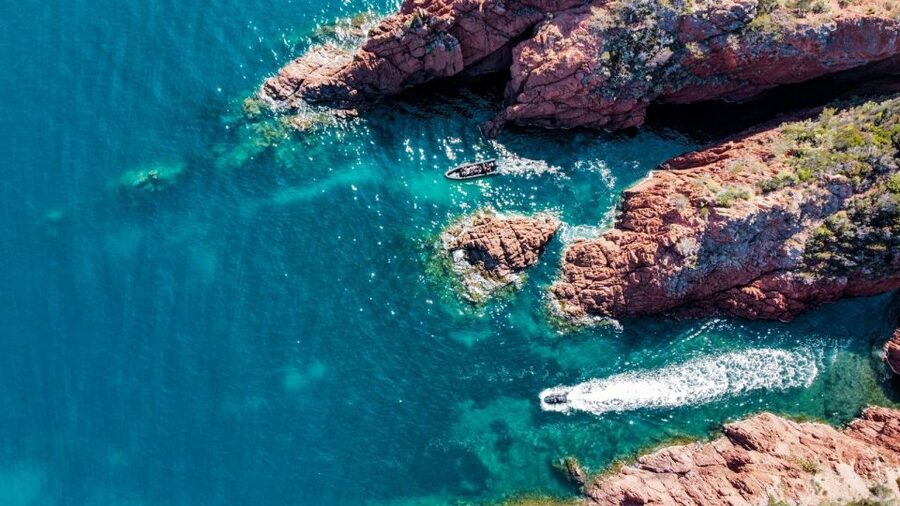 Cannes: Scenic Coves RIB Boat Tour - Along the red rocks, caves, and coves