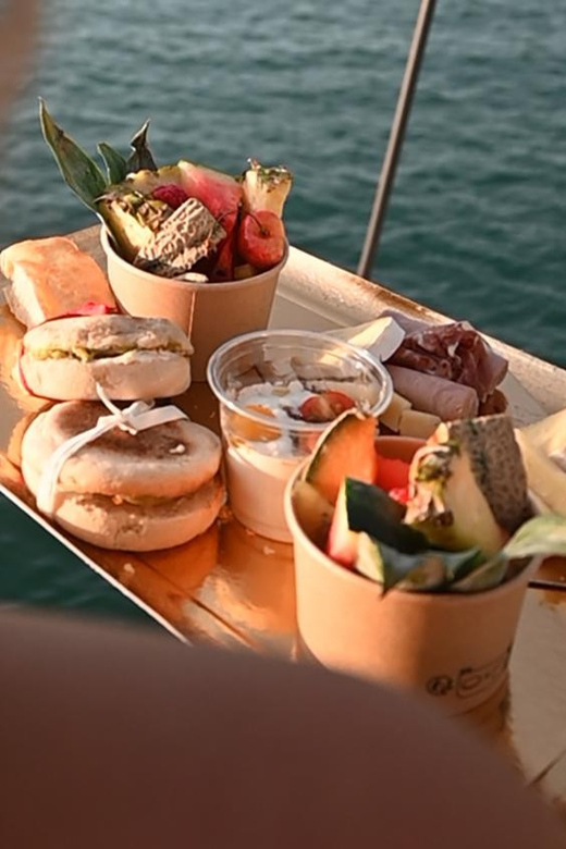 Catamaran Lucile | Sunday brunch - The DJ Changes the Mood