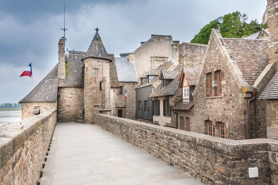Day Trip to Mont-Saint-Michel from Paris - Choosing between a guide and going it alone