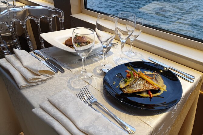 Dinner Cruise Prestige Check-out from the Eiffel Tower - The glass-roof boat and seating choices