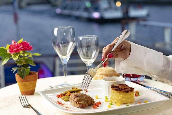 Dinner Cruise Prestige Check-out from the Eiffel Tower - Service and pace aboard
