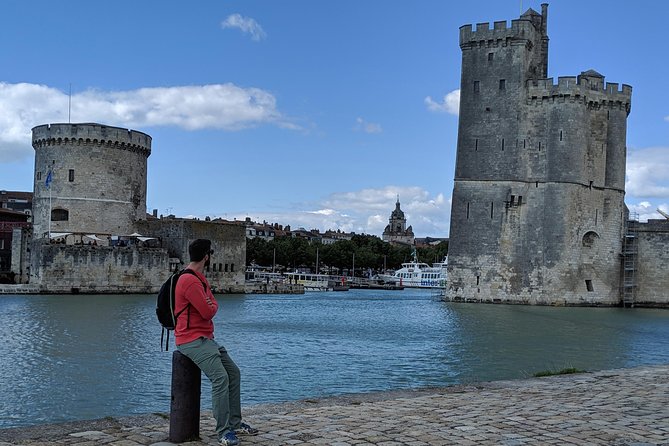 Discover La Rochelle: Discovery Walking Tour of La Rochelle - Entering the old city through the Grosse-Horloge