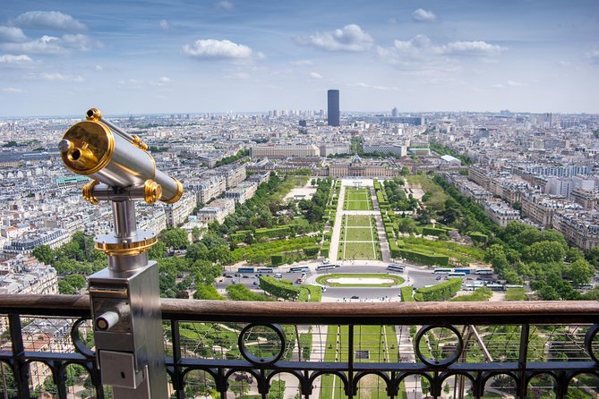 Eiffel Tower Dinner Experience and Sightseeing Seine River Cruise - Walking from the tower to the Seine