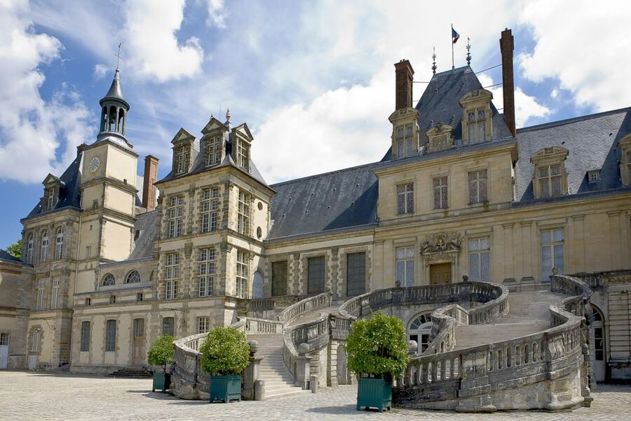 Fontainebleau & Vaux-le-Vicomte Châteaux Day Tour from Paris - Audio guide or live guide?