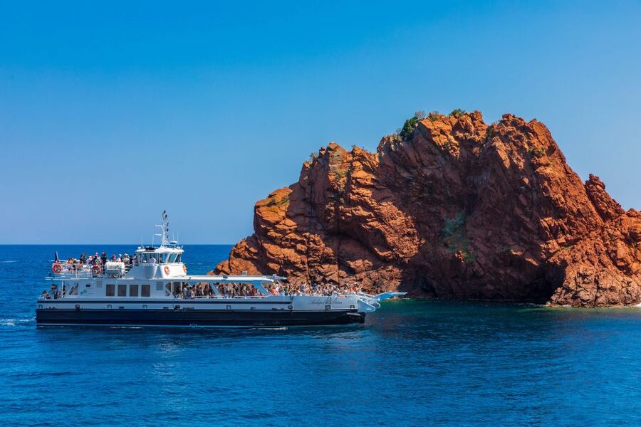 From Mandelieu: Corniche d'Or Sightseeing Cruise with Guide - Red rock, sharp ridges, and bright water