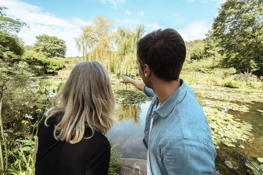 From Paris: Day Trip to Giverny & Versailles with Lunch - Guided tour or audio guide?