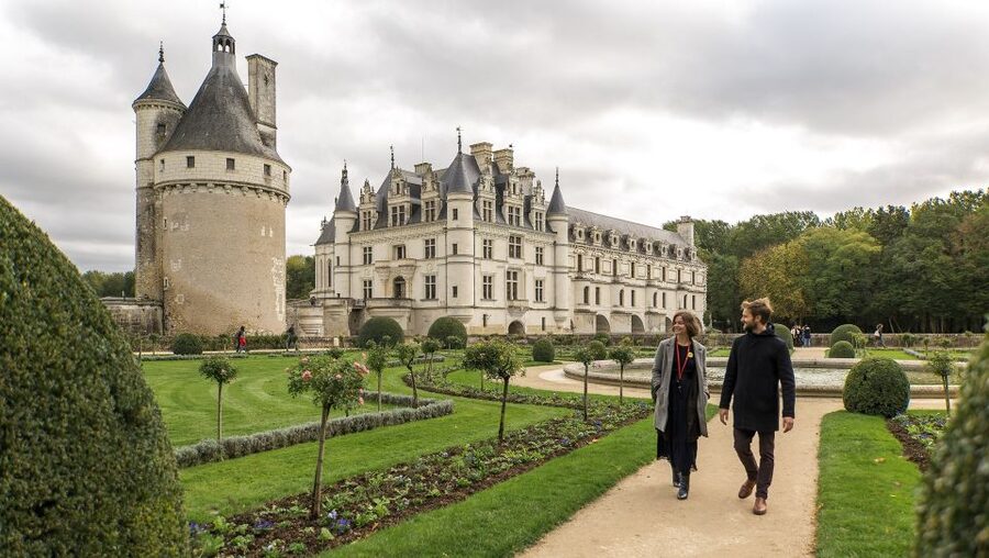 From Paris: Full-Day Loire Valley Chateaux Tour - The guide choices: explanation or freedom