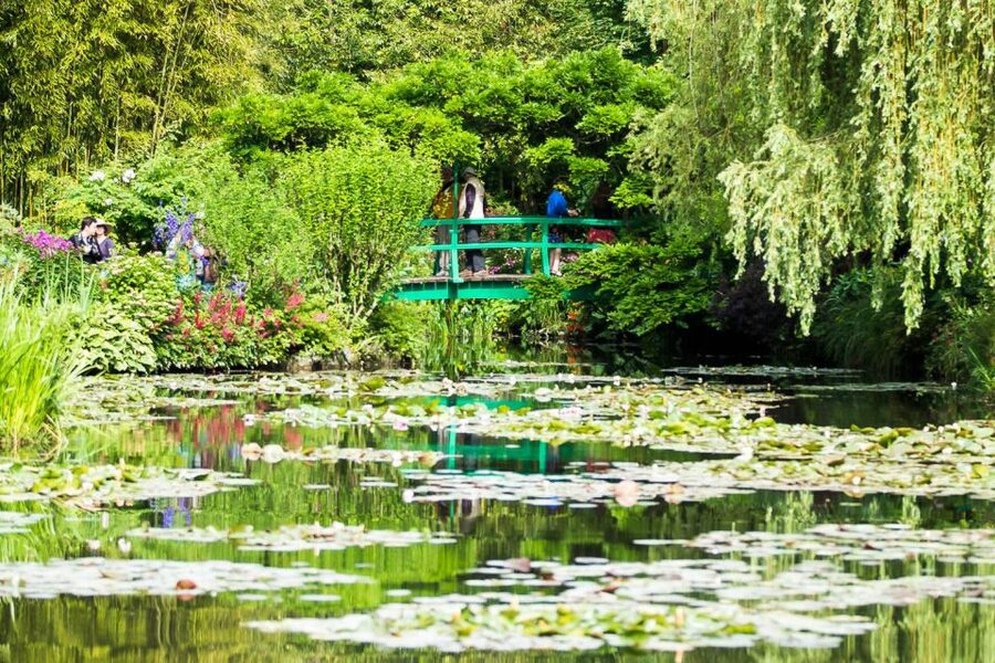 From Paris: Guided Day Trip to Monet's Garden in Giverny - How guides shape the experience