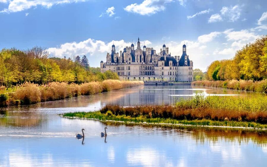 From Paris: Loire Valley Castles Day Trip With Wine Tasting - Meeting the coach near the Paris Catacombs