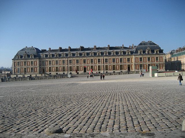 From Paris: Versailles Guided Tour by Deluxe Minibus - Entering the palace through the group entrance