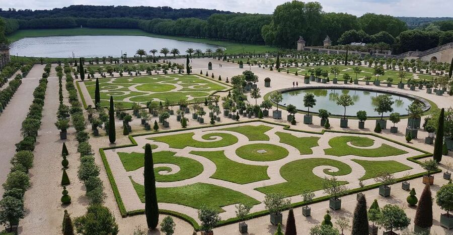 From Paris: Versailles Palace and Gardens Guided Experience - The guides are a real part of the experience