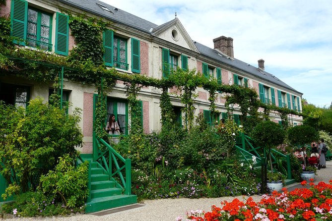 Giverny and Versailles Small Group Day Trip from Paris with Lunch - Small group promise and vehicle reality