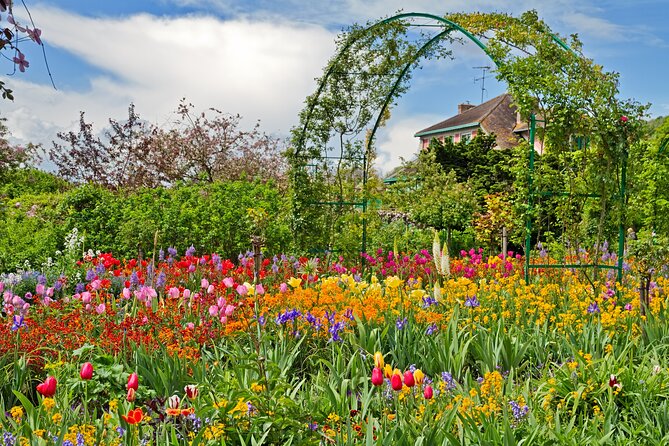 Giverny Monet’s Home and Gardens Half Day Tour from Paris - Seasonal timing and crowd levels