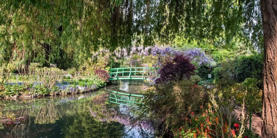 Giverny: Monet's House and Gardens Guided Tour - What Brigitte brings to the experience