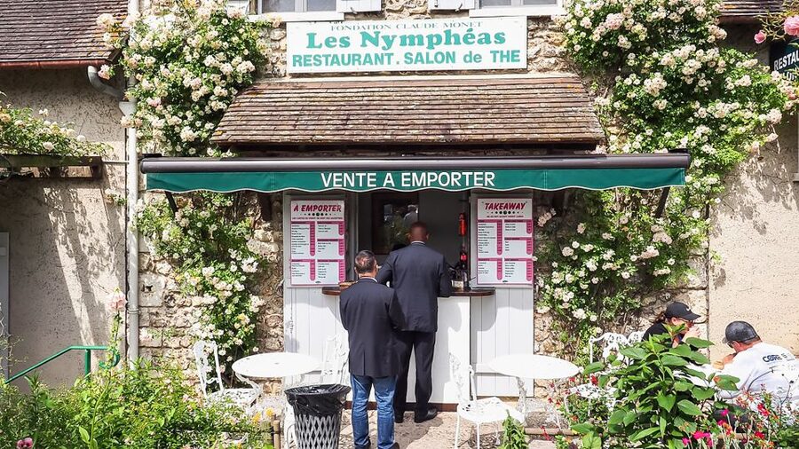 Giverny: Monet's House and Gardens Guided Tour - Meeting outside Les Nymphéas café