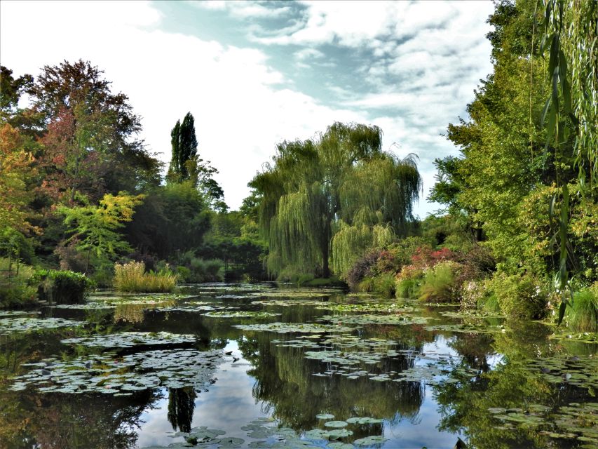 Giverny: Monet’s House and Gardens Skip-the-Line Tour - How the guide affects the quality of the visit