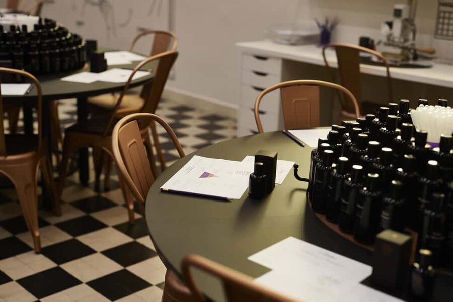 Grasse: 1-hour Perfume Workshop - Choosing Your Notes From 90 Essences