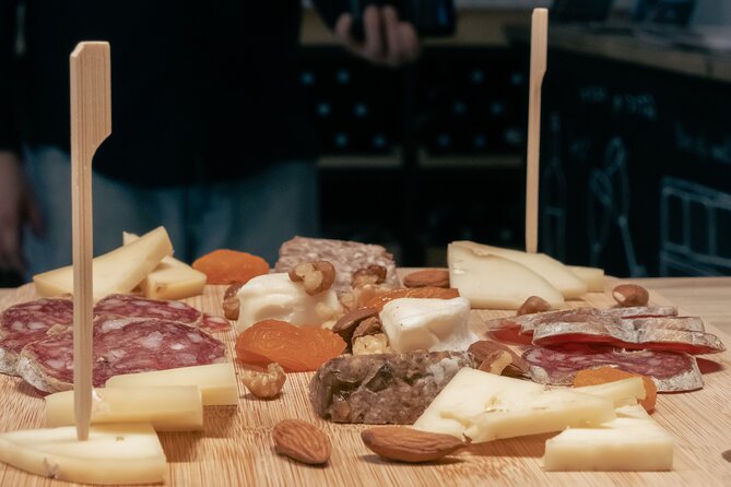 Introduction to Bordeaux wines paired with cheeses & charcuterie - Two red wines, two sides of the river