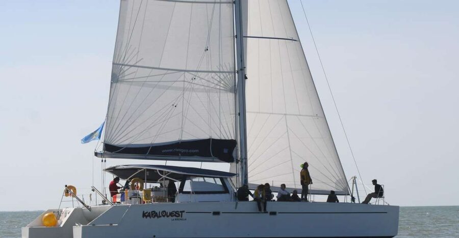 La Rochelle: Coastline Sailing Cruise - Setting out beneath La Rochelle’s two towers