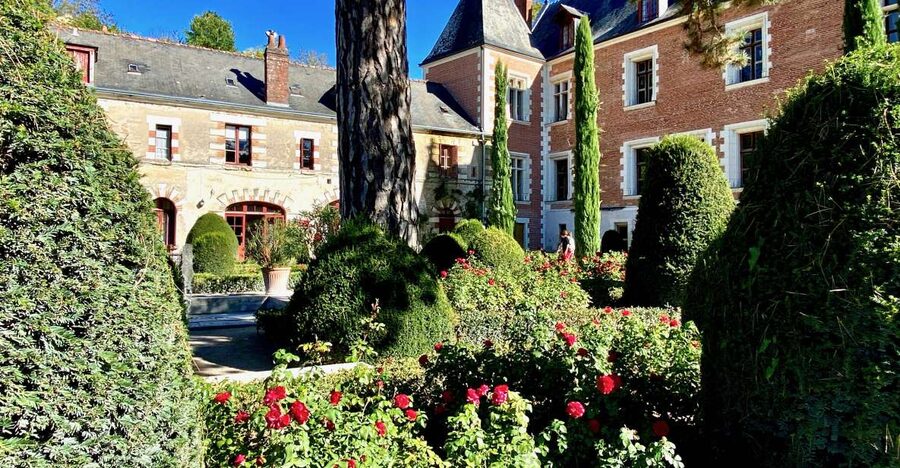 Loire Valley Castles: Chenonceau, Amboise & Da Vinci Trip - Lunch in Amboise, with one hour to choose