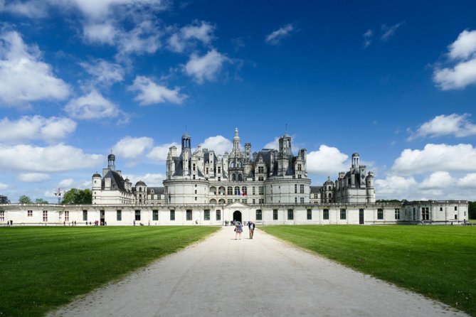 Loire Valley Castles Day Trip from Paris with Complementary Wine - A quick look at Blois before lunch